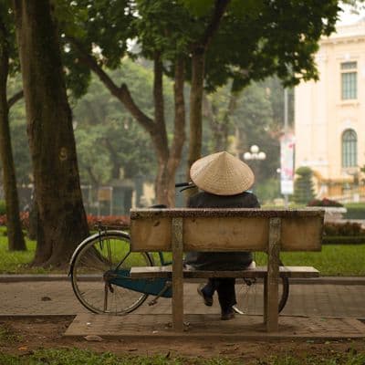 Homme posé sur un banc à Hanoï