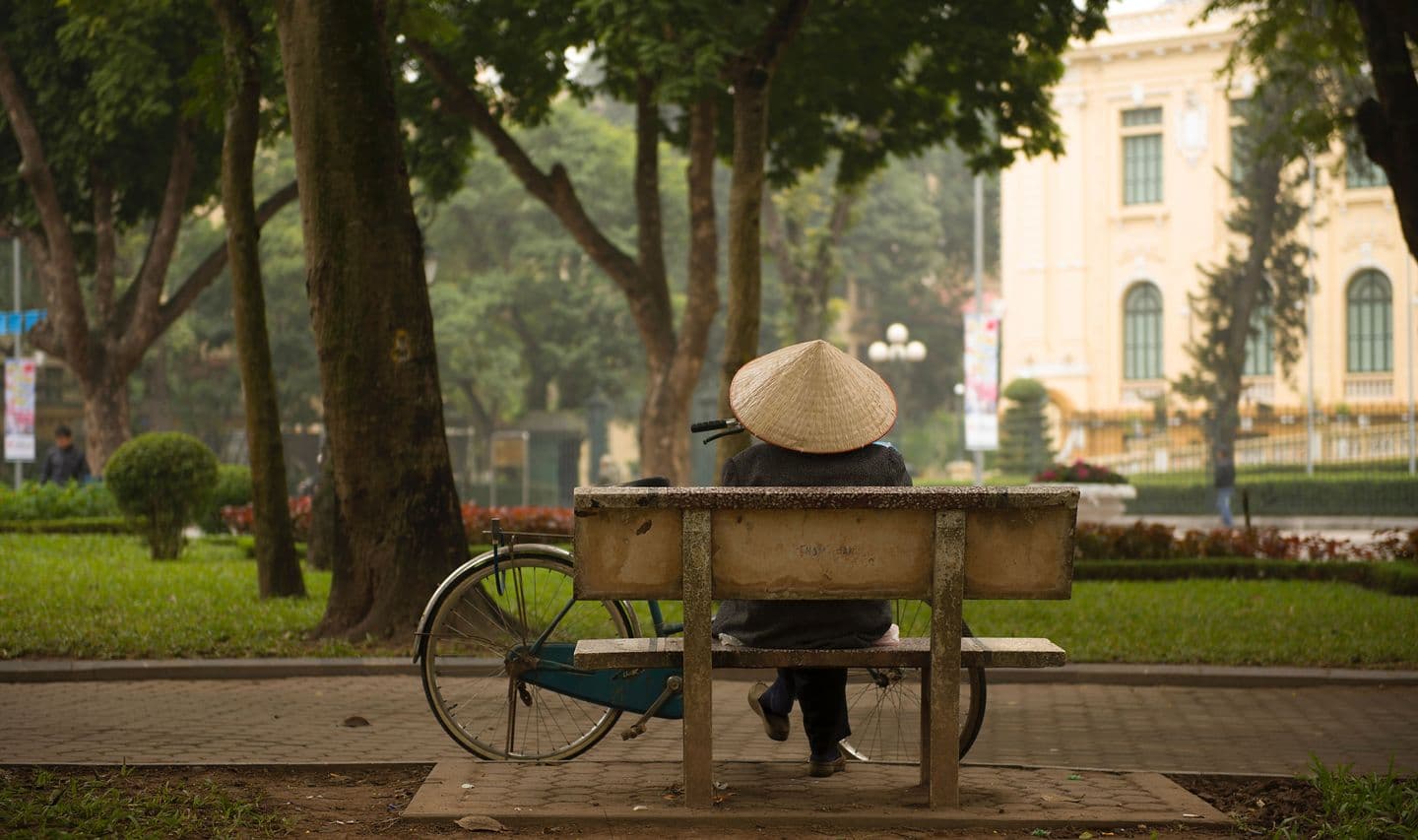 Homme posé sur un banc à Hanoï