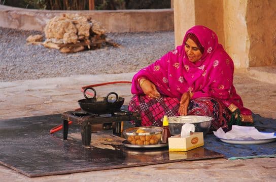 Dame-cooking-Oman